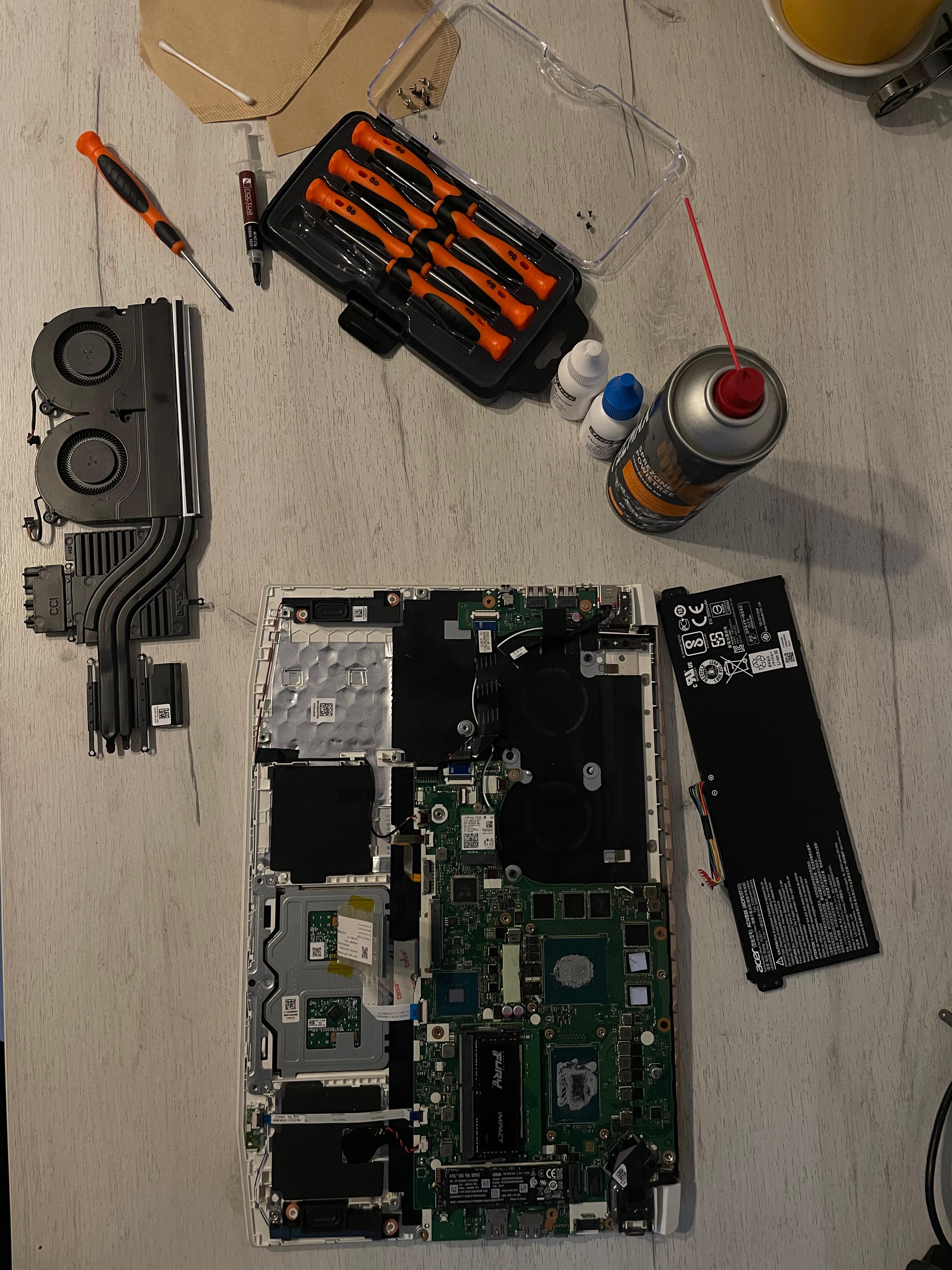 Laptop desfacut cu uneltele profesionale folosite pentru mentenanță și curățare, pregătit pentru diagnosticare și întreținere eficientă in Bucuresti