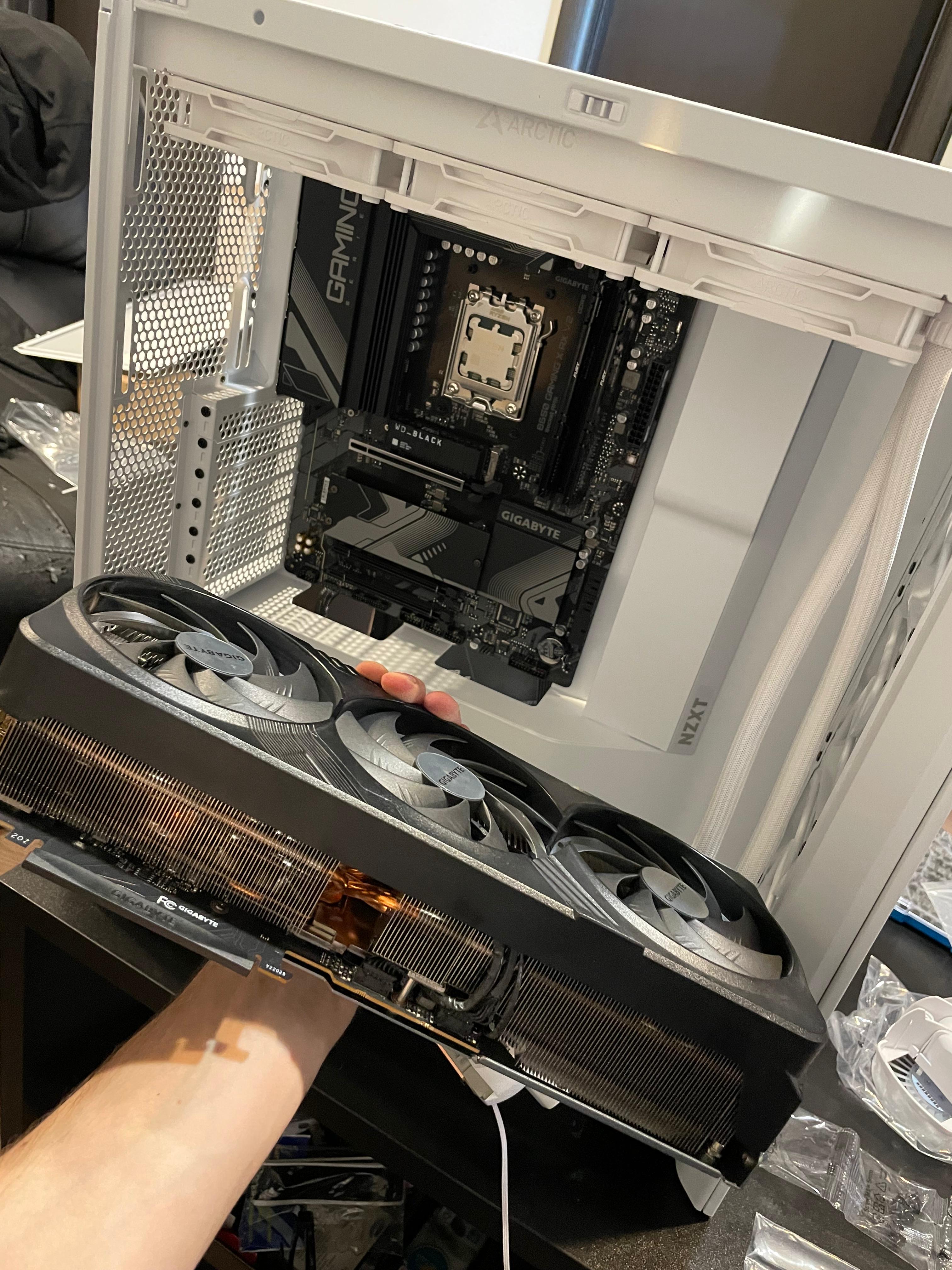 Workstation custom build cu AMD Ryzen 9900X si placa video NVIDIA RTX 4090