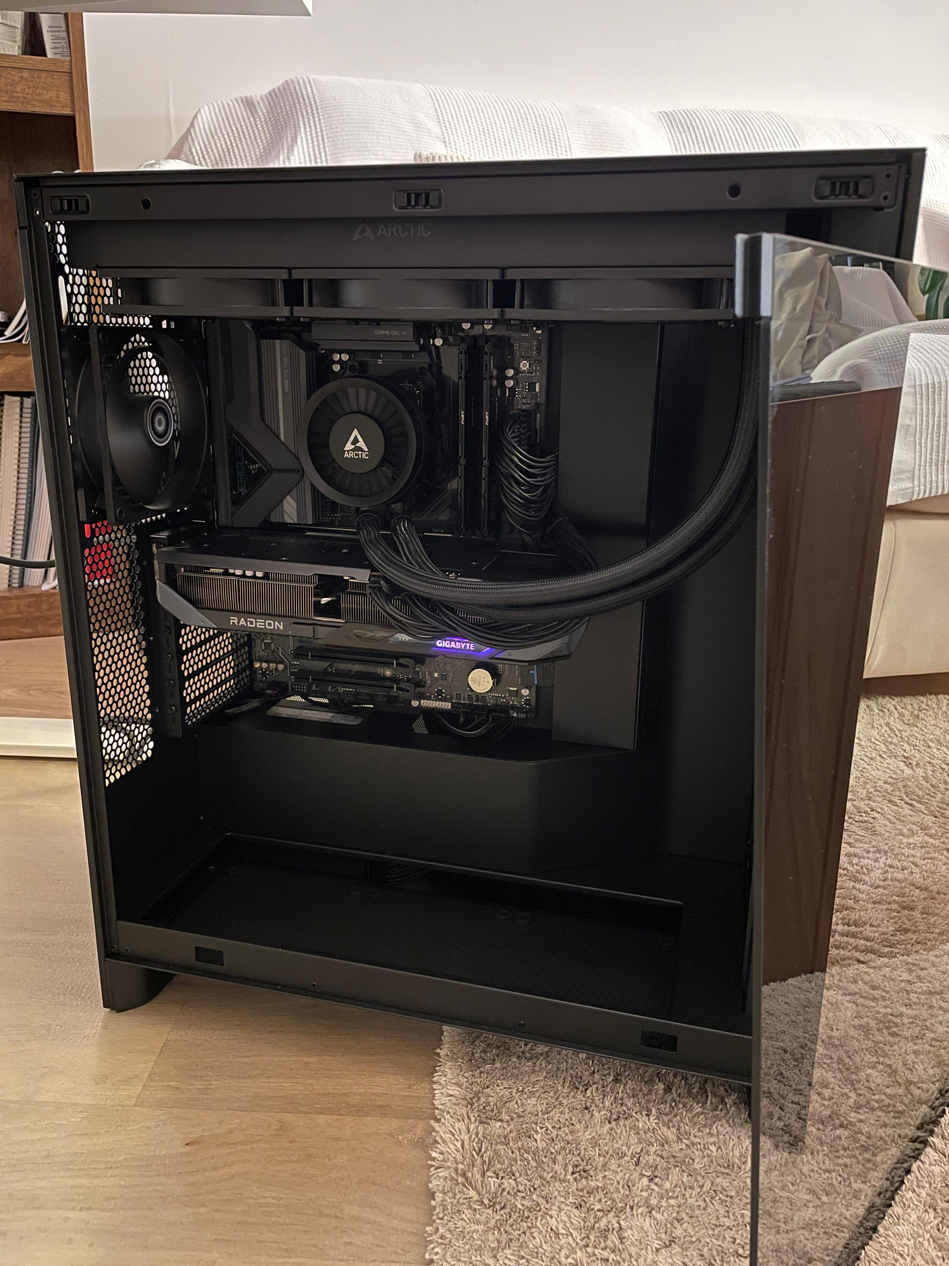Build PC gaming custom cu procesor AMD Ryzen 9800X3D și placa video AMD RX 9070 XT 16GB