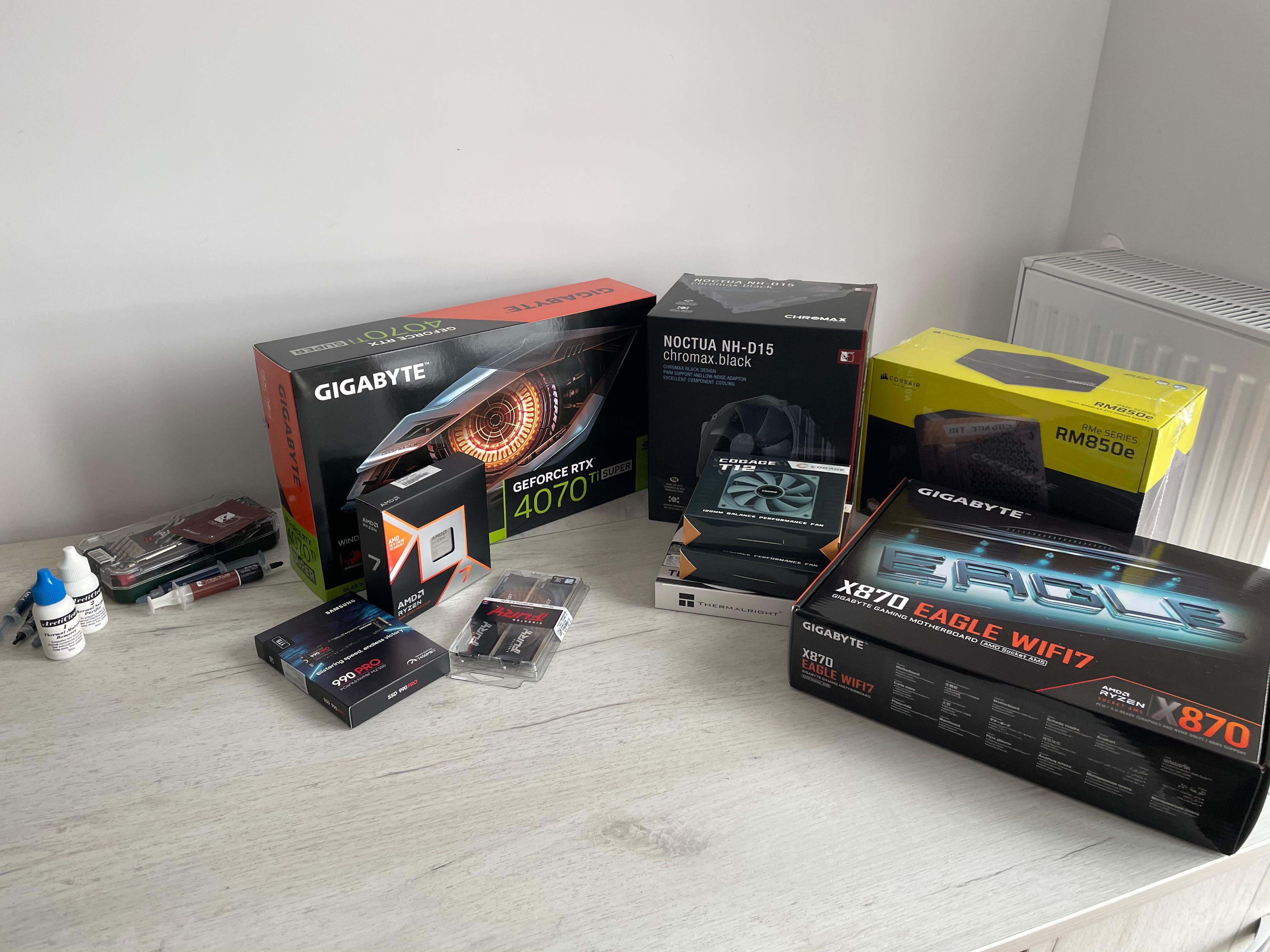 Componentele unui PC în cutii, pregătite pentru asamblare, organizate și gata de instalare pentru un sistem performant și personalizat