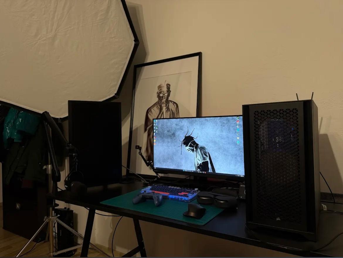Setup complet de streaming realizat de F5it: camera web, microfon profesional, iluminare LED, tastatură, mouse și ecrane multiple pentru transmisie live de înalta calitate